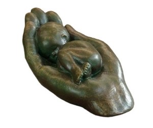 Beeld kind in hand - 6 cm.brons
