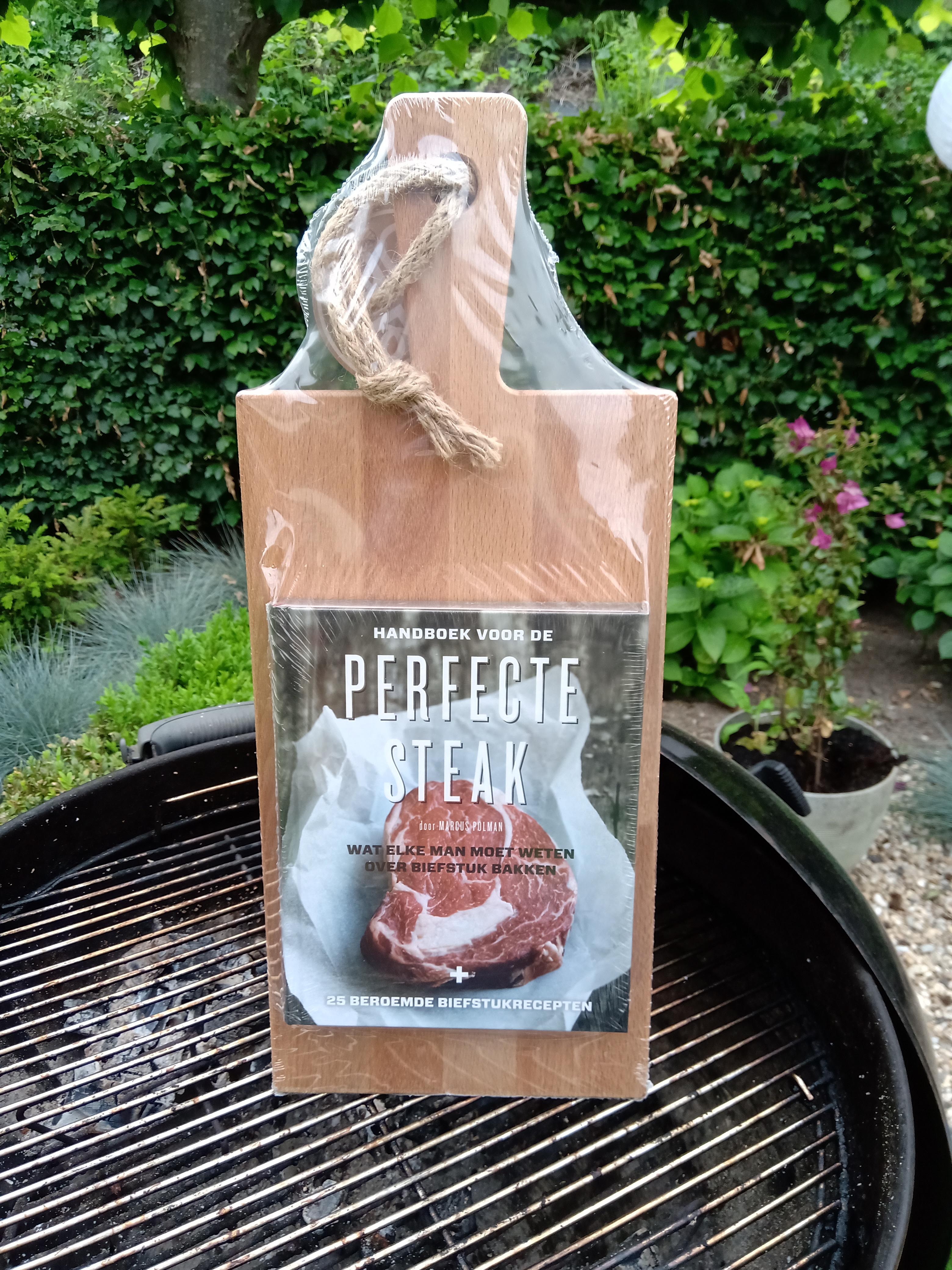 Set steakplank puur hout + boek Voor de perfecte steak
