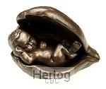 Beeldje Baby in schelp - brons 7 cm.