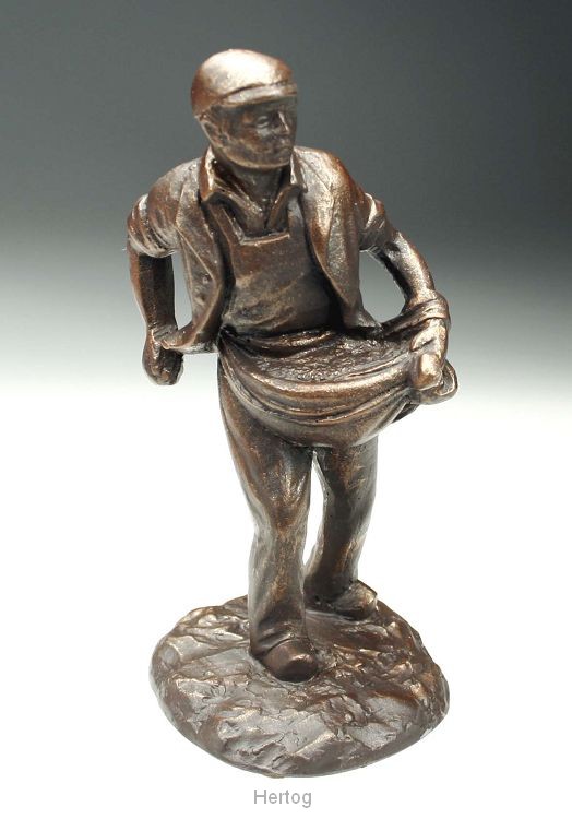 Beeldje Zaaier - brons 17 cm.