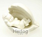 Beeldje Baby in schelp - ivoor 7 cm.