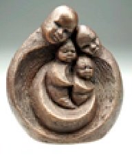 Beeldje Familiekring met 2 kinderen - wit 11 cm.