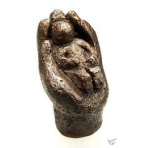 Beeldje In Zijn Hand - brons 11 cm.
