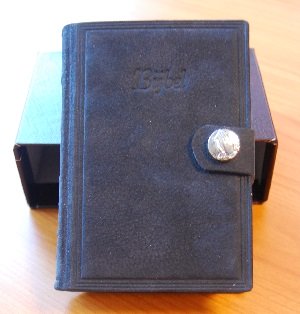 Bijbel micro SV nubuck E donkerblauw drukknop - gevouwen handen